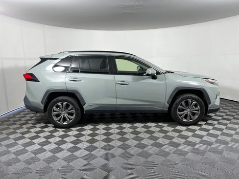 Used 2022 Toyota RAV4 XLE Premium AWD/4WD image 4