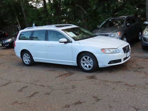 Used 2010 Volvo V70 FWD image 6