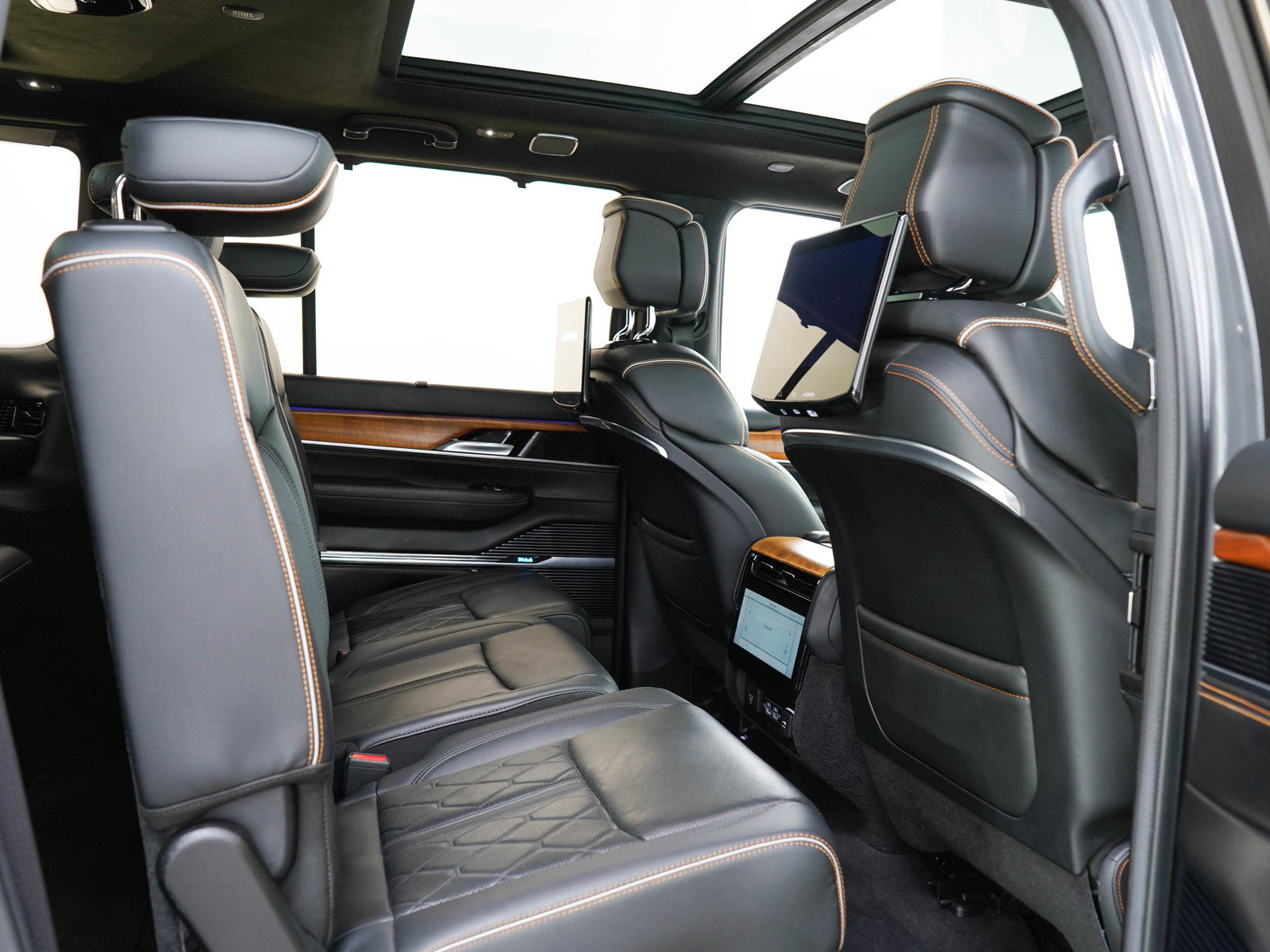 Used 2022 Jeep Grand Wagoneer Series III w/ Rear-Seat Entertainment Group AWD/4WD image 14