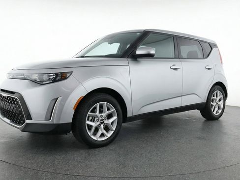 Used 2025 Kia Soul LX w/ LX Technology Package image 3