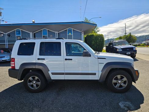 Used 2011 Jeep Liberty Renegade w/ Premium Group AWD/4WD image 8