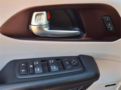 Used 2019 Chrysler Pacifica Limited w/ Advanced Safetytec Group image 18