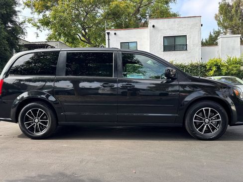 Used 2017 Dodge Grand Caravan GT FWD image 3