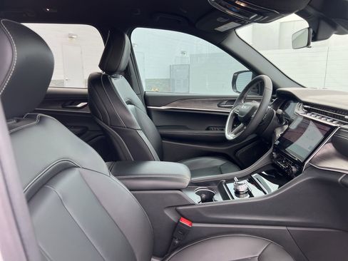 Used 2025 Jeep Grand Cherokee Limited AWD/4WD image 23