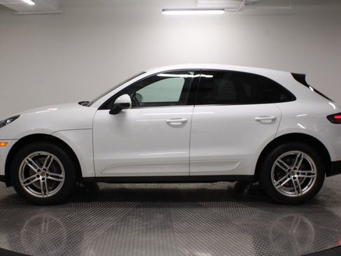 Certified 2021 Porsche Macan image 2