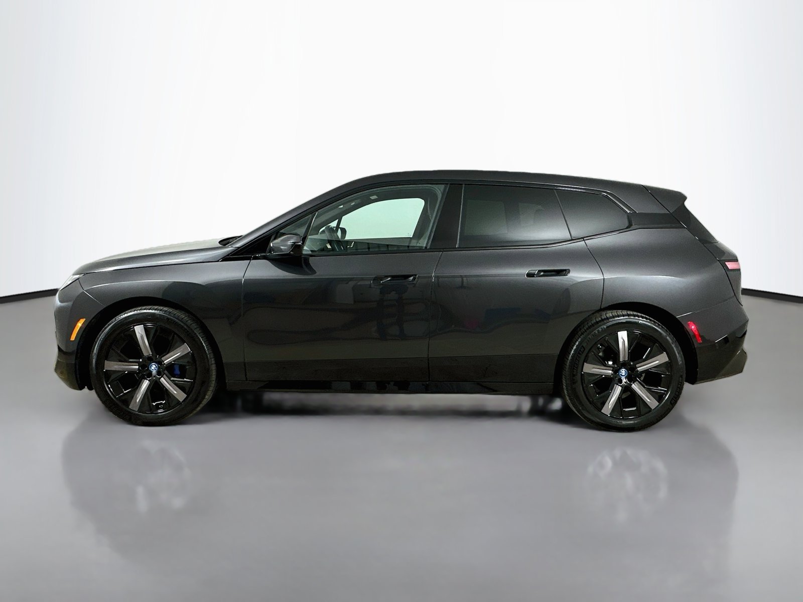 Used 2024 BMW iX xDrive50 w/ Sport Package AWD/4WD image 8
