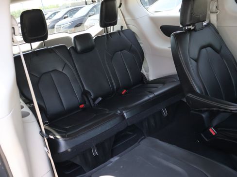 Used 2023 Chrysler Pacifica Touring-L FWD image 12