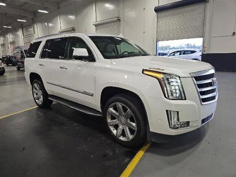 Used 2018 Cadillac Escalade Luxury RWD image 3