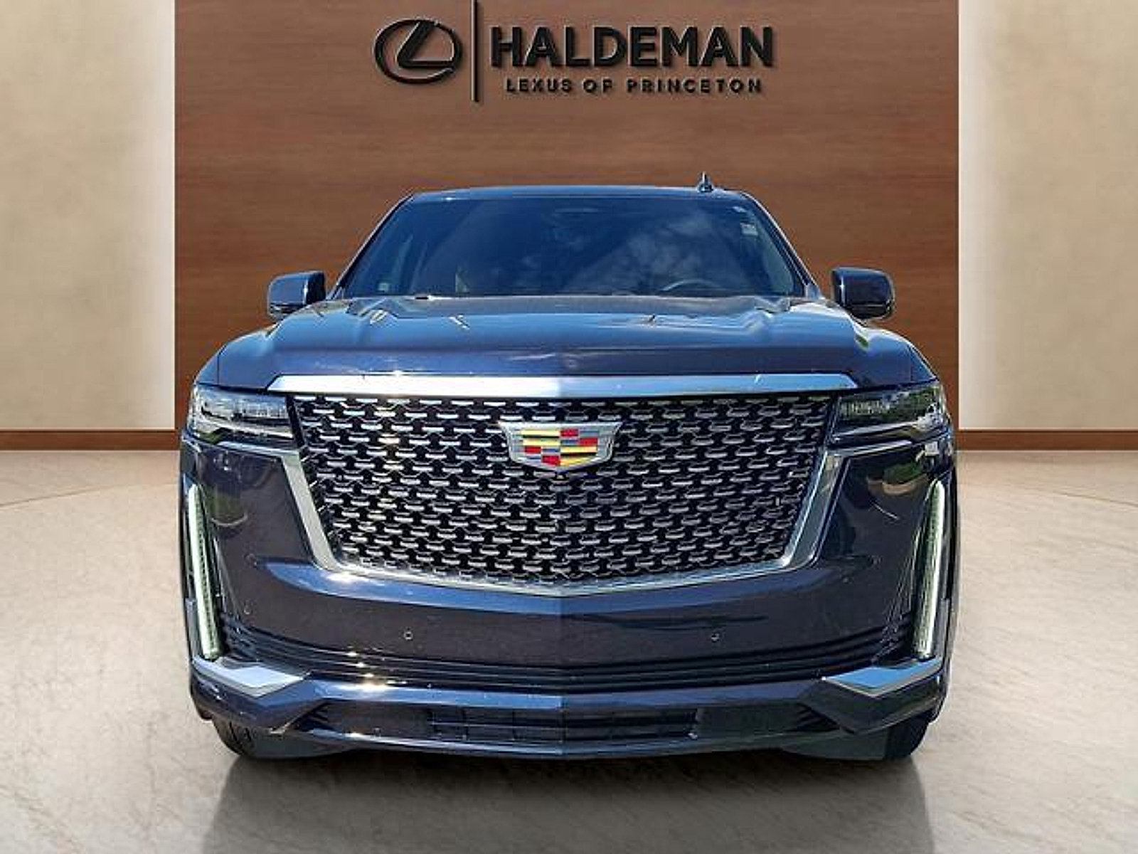 Used 2023 Cadillac Escalade Premium Luxury w/ Performance Package AWD/4WD image 2