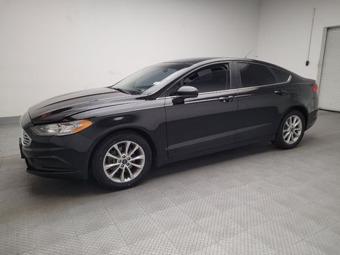 Used 2017 Ford Fusion SE w/ Fusion SE Technology Package FWD image 2