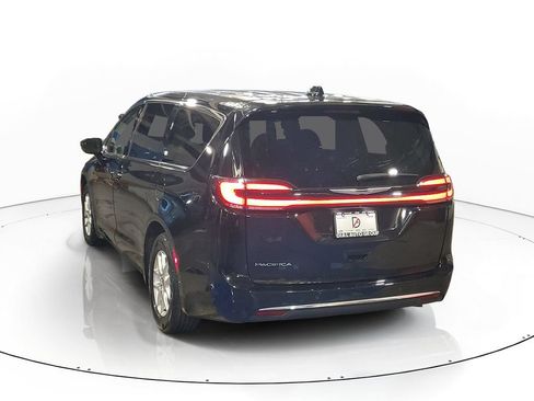 Used 2024 Chrysler Pacifica Touring-L FWD image 4