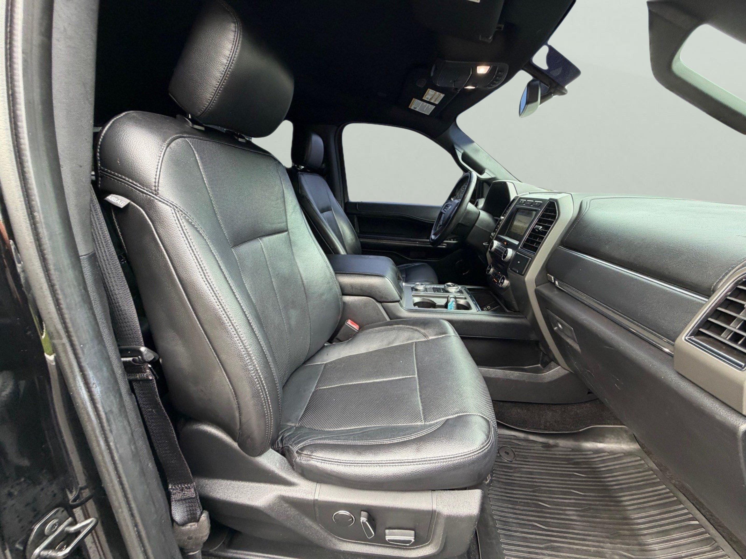 Used 2018 Ford Expedition XLT w/ Equipment Group 202A AWD/4WD image 27
