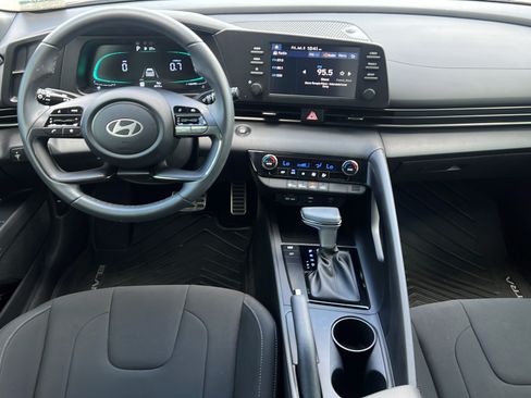 Certified 2025 Hyundai Elantra Sport FWD image 13
