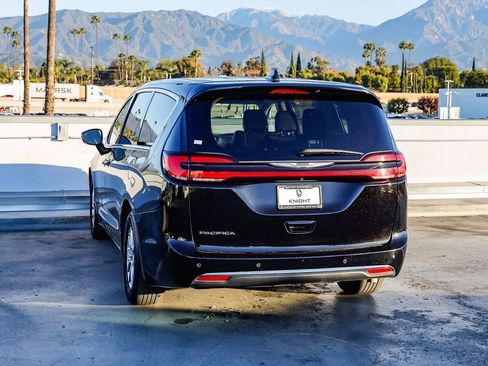 Certified 2024 Chrysler Pacifica Touring-L image 7