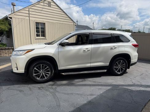 Used 2019 Toyota Highlander XLE AWD/4WD image 12