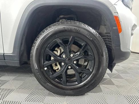 Used 2025 Jeep Grand Cherokee Altitude AWD/4WD image 37
