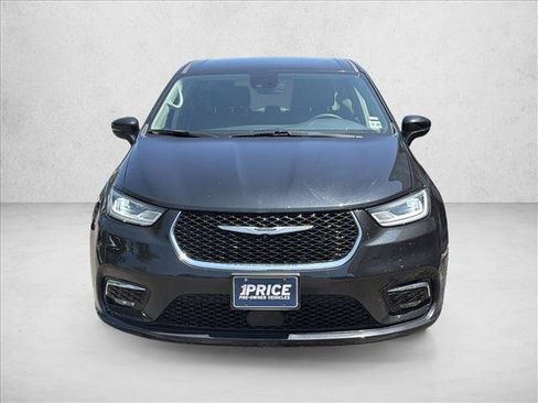 Used 2023 Chrysler Pacifica Touring-L FWD image 2