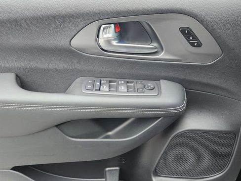 New 2025 Chrysler Pacifica Select image 19