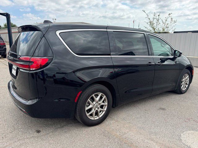 Used 2025 Chrysler Pacifica Select FWD image 6