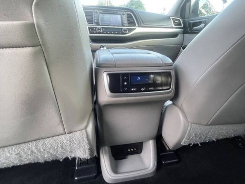 Used 2014 Toyota Highlander XLE AWD/4WD image 24