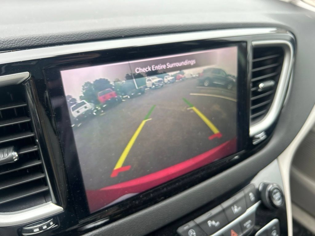 Used 2024 Chrysler Pacifica Touring-L FWD image 16