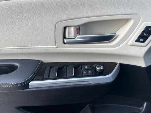 Used 2025 Toyota Sienna Limited image 11