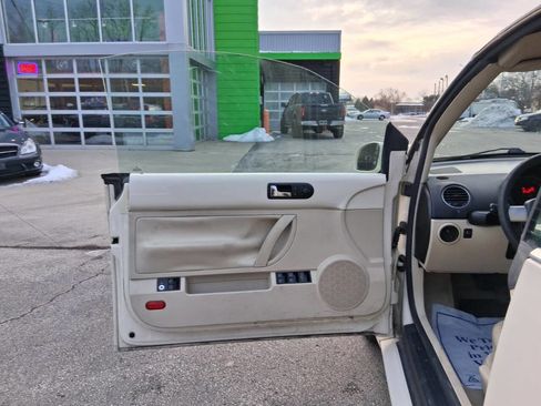 Used 2008 Volkswagen Beetle S w/ Cold Weather Pkg image 10