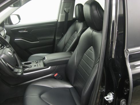 Certified 2023 Toyota Highlander XLE image 8