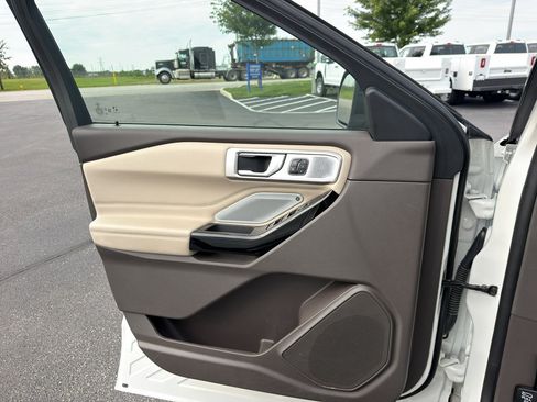 Used 2023 Ford Explorer Platinum w/ Technology Package AWD/4WD image 14