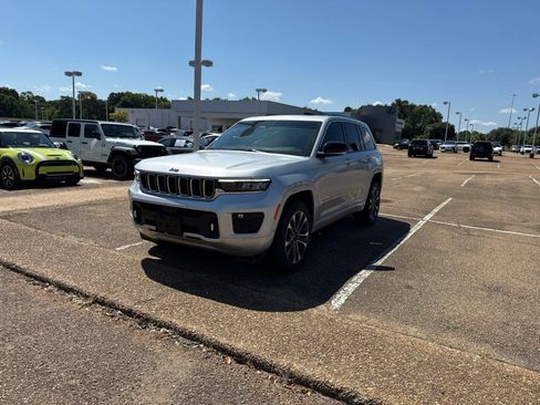 Used 2023 Jeep Grand Cherokee Overland RWD image 1