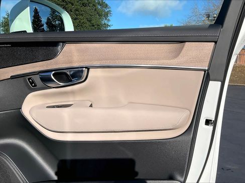 New 2026 Volvo XC90 B6 Plus w/ Protection Package Premier image 31