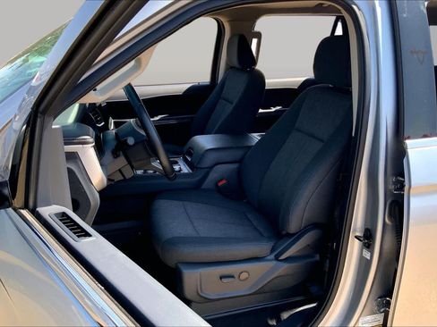 Used 2024 Ford Expedition XLT AWD/4WD image 8