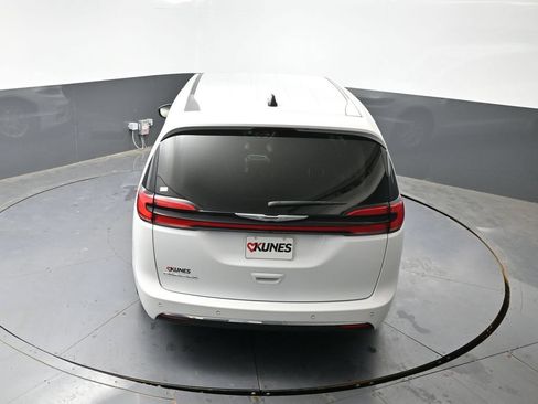 Used 2024 Chrysler Pacifica Touring-L FWD image 46