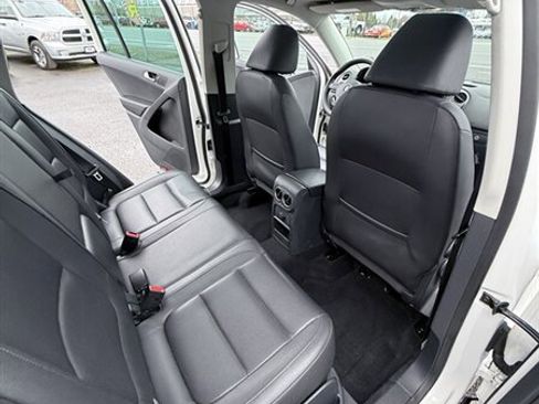 Used 2012 Volkswagen Tiguan SE image 29