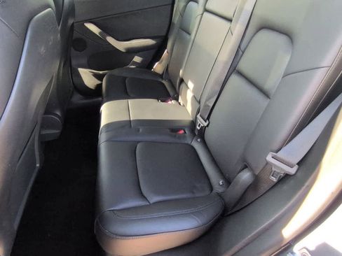 Used 2022 Tesla Model Y Long Range image 19