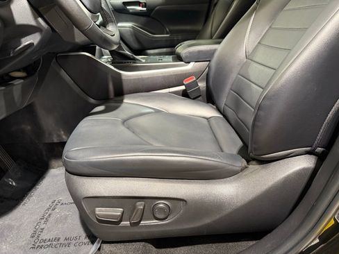 Used 2023 Toyota Highlander XLE FWD image 14