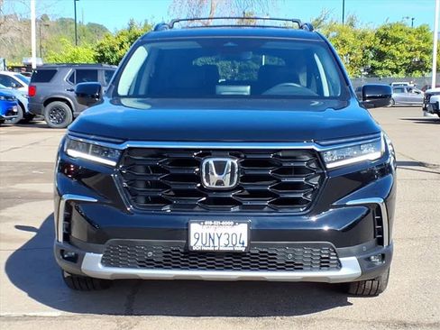 Certified 2025 Honda Pilot Touring image 2
