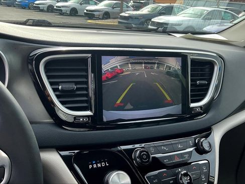 Used 2023 Chrysler Pacifica Touring-L image 15