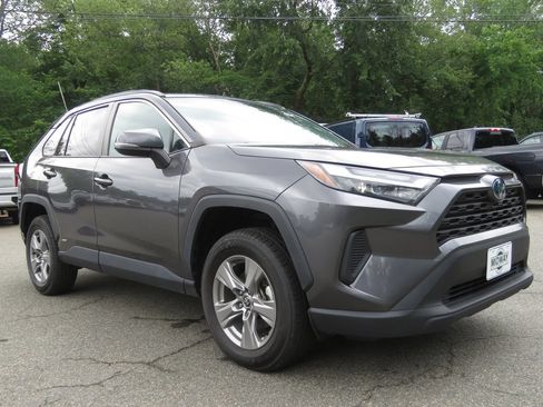 Used 2022 Toyota RAV4 XLE AWD/4WD image 3