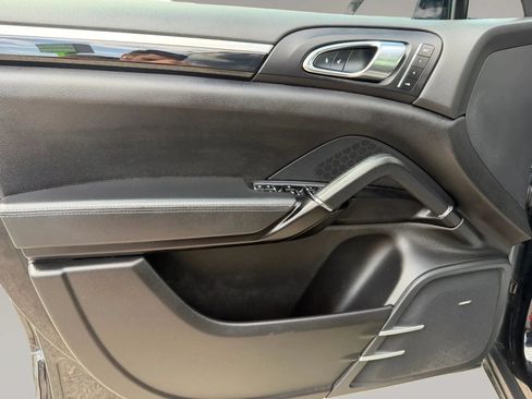 Used 2017 Porsche Cayenne AWD/4WD image 14