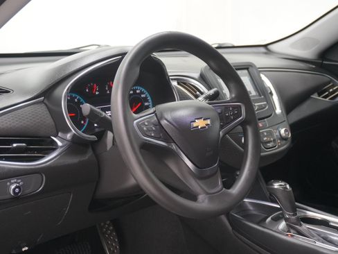Used 2017 Chevrolet Malibu LT w/ LPO, Convenience Package 2 FWD image 10