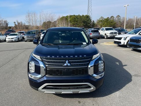 Used 2023 Mitsubishi Outlander SE image 3
