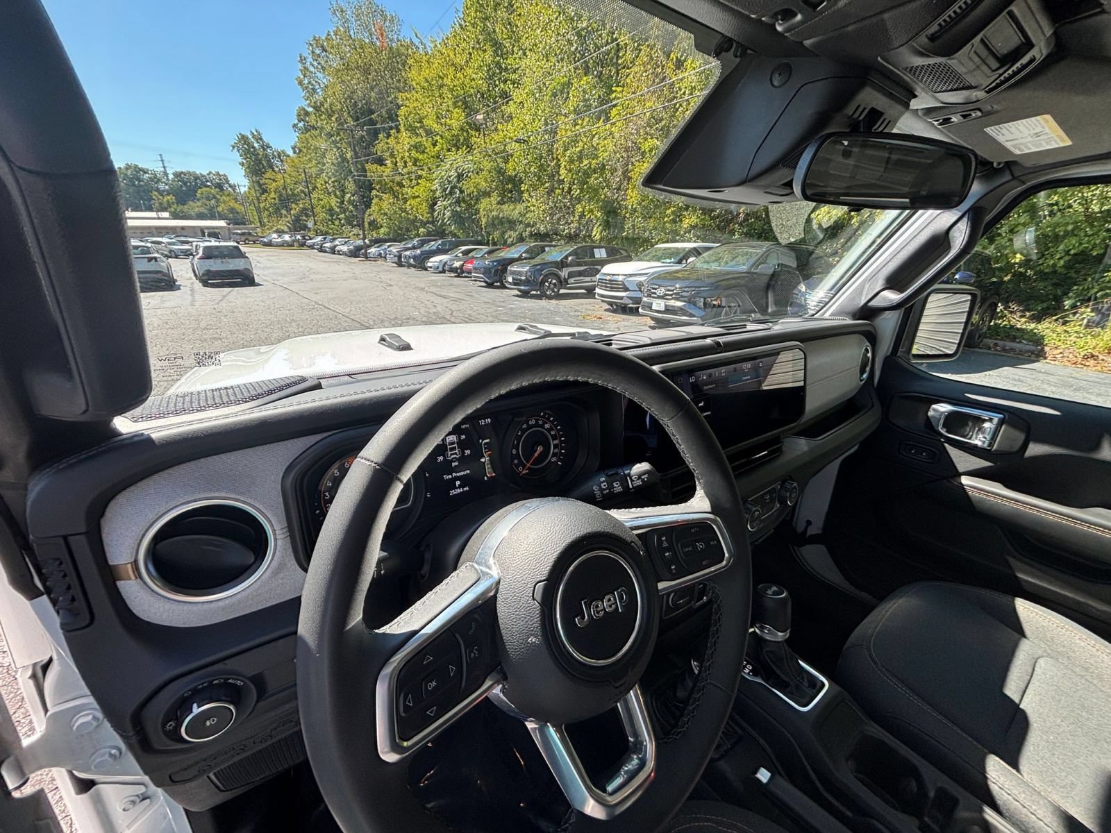Used 2025 Jeep Wrangler Unlimited Sahara AWD/4WD image 30