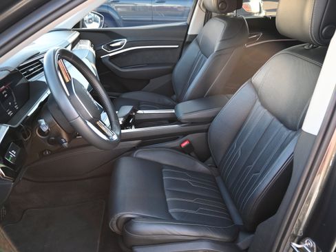 Used 2021 Audi e-tron Prestige w/ Prestige Package image 16