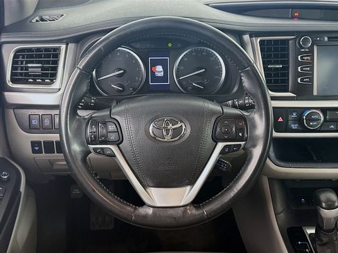 Used 2018 Toyota Highlander XLE FWD image 18
