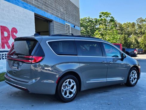 Used 2023 Chrysler Pacifica Limited FWD image 7