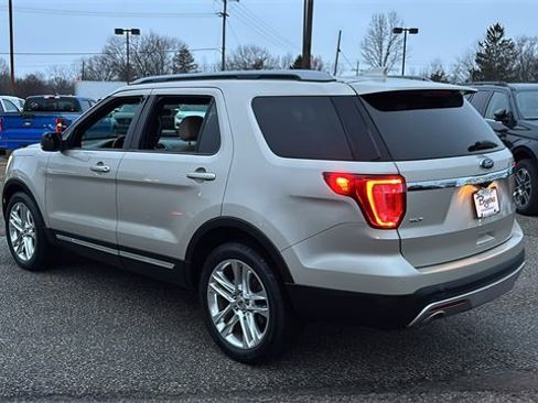 Used 2017 Ford Explorer XLT w/ Equipment Group 202A image 5