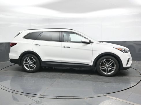 Used 2017 Hyundai Santa Fe AWD image 4