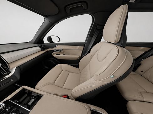 Certified 2026 Volvo XC90 B5 Core AWD/4WD image 13