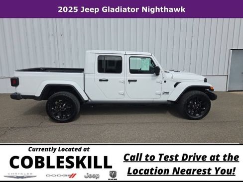 Used 2025 Jeep Gladiator Sport AWD/4WD image 3